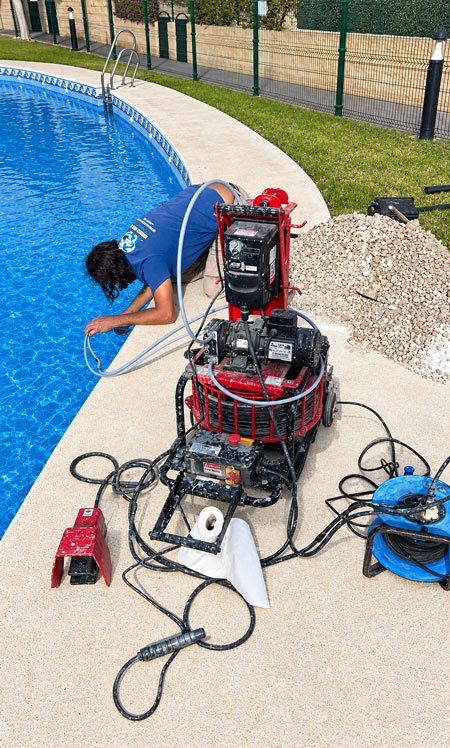 reparacion de piscinas localizacion de fugas almeria buzo profesional